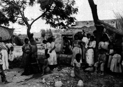 Mujeres acarreando agua, en la Cd. de Monterrey