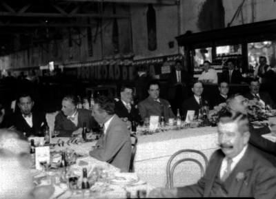 Hombres conversando durante un banquete en un restaurante