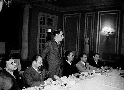 Alfonso reyes e intelectuales en un banquete en honor de Salvador Novo