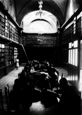 Gente consultando libros en el archivo general de la Nación