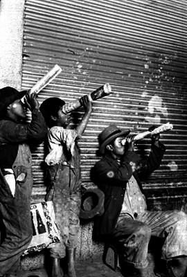 Hombre y dos niños observando un eclipse