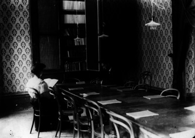Usuarios en interior de biblioteca