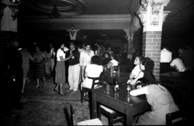 Interior del Salón México, con parroquianos y ficheras