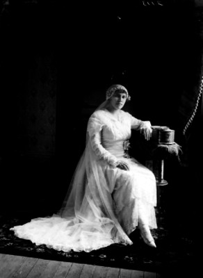 Novia sentada en una silla, retrato