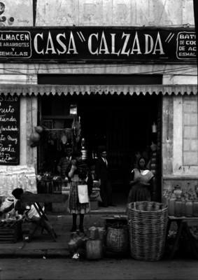 Gente en la entrada de la tienda "Casa Calzada"
