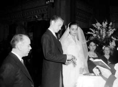Novios durante su enlace matrimonial