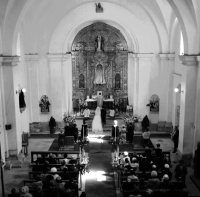 Miranda Acosta y su novia hincados ante el altar en su boda