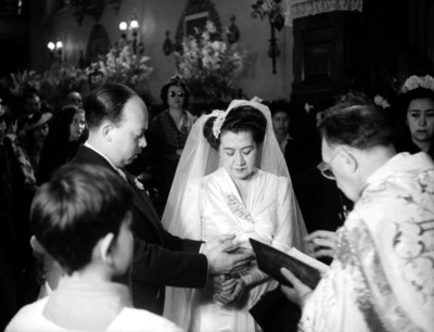 Novio entregando las arras a la novia durante la boda religiosa