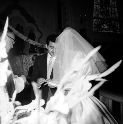 Novio colocando la argolla matrimonial a Genoveva Lizarraga durante su boda religiosa