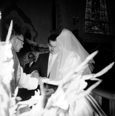 Sacerdote celebrando el matrimonio religioso de la Srita. Genoveva Lizarraga