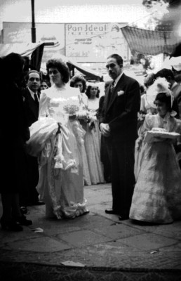 Novia, familiares y amigos, fuera de una iglesia