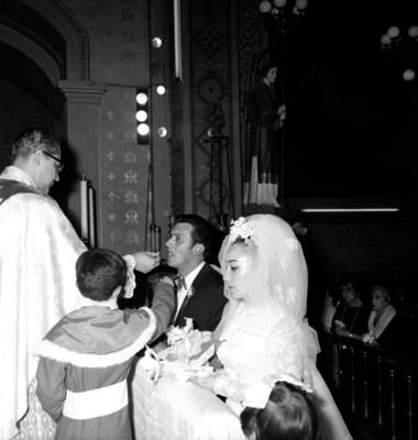 Novios durante la comunión, en la ceremonia religiosa
