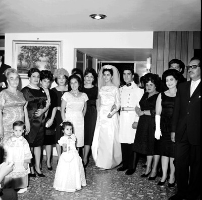 Novios acompañados de familiares, retrato