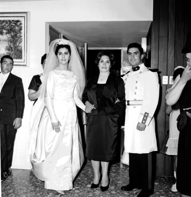 Novios acompañados de una mujer, retrato de grupo