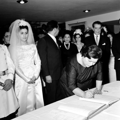 Novios durante su matrimonio civil
