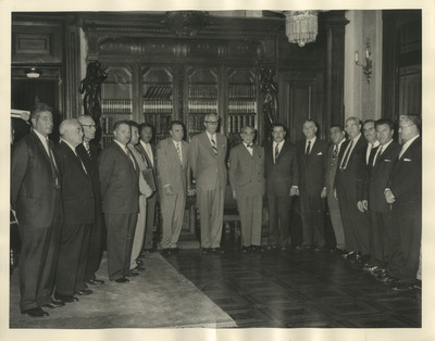 Adolfo Ruíz Cortines recibe a empresarios en Palacio Nacional, retrato de grupo