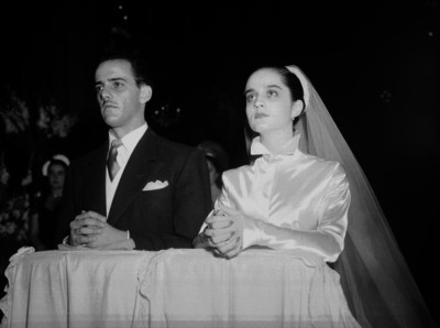 Novios frente al altar durante su boda religiosa