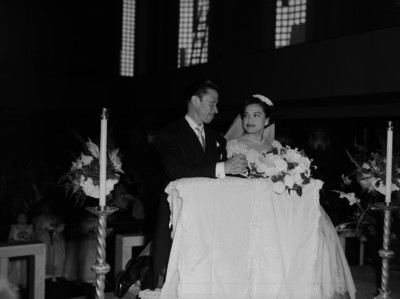 Novios hincados durante su boda religiosa