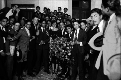 Adolescentes en su graduación, retrato de grupo