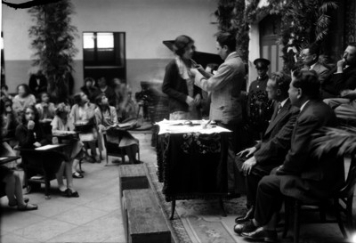 Autoridades escolares condecorando a maestros durante una ceremonia en el patio de una escuela