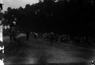 Niños y adolescentes jugando en el Bosque de Chapultepec