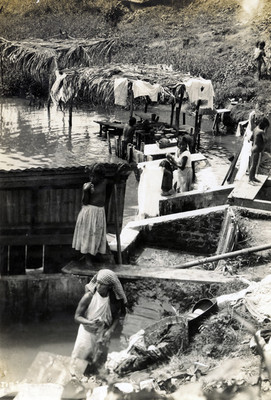 Mujeres y niños se bañan en el itsmo de Tehuantepec