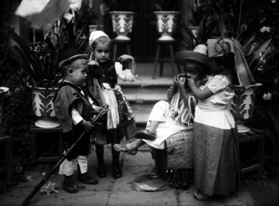 Niños vestidos de indígenas durante una representación teatral en un festival escolar