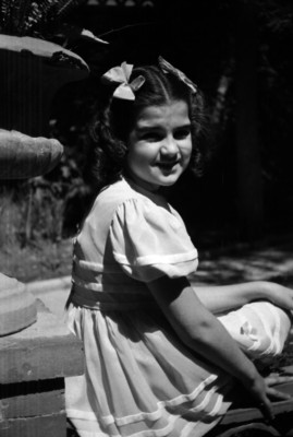 Hija de Alonso Sordo Noriega en el jardín de su casa, retrato