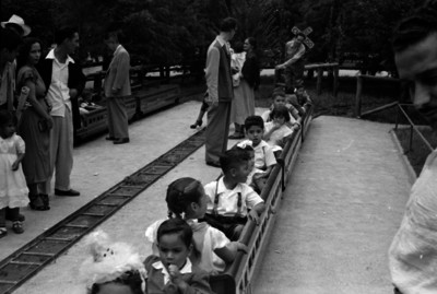Niños abordando un tren infantil en el bosque de Chapultepec