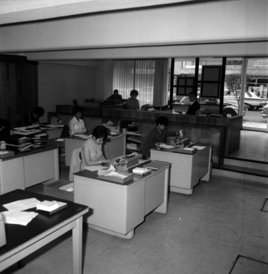 Oficina con empleados y secretarias