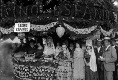 Mujeres con trajes regionales en un puesto de una kermesse del casino español, retrato de grupo