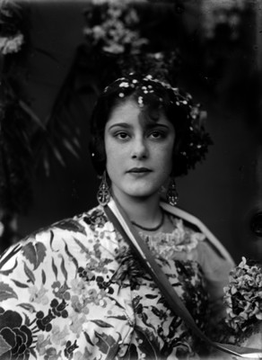 Mujer con traje regional durante una kermes, retrato