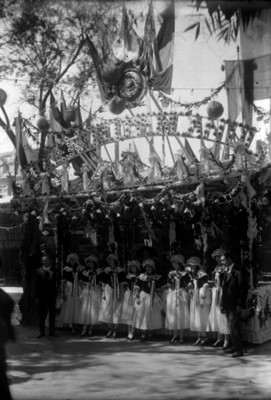 Adolescentes durante una kermesse de la colonia Francesa