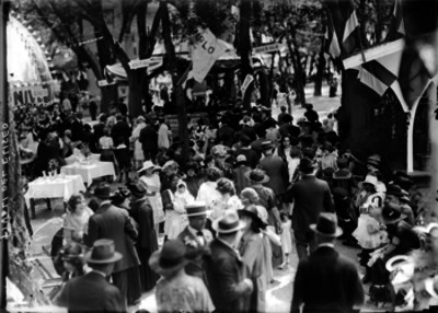 Aglomeraciones durante una kermesse en el " Tívoli del Eliseo"