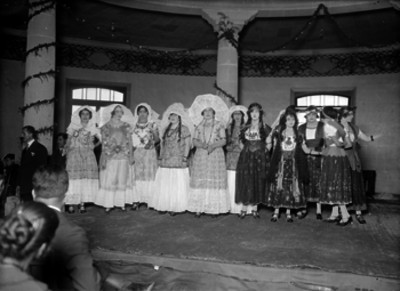 Mujeres con trajes regionales durante una fiesta