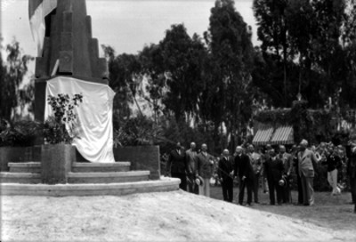 Miembros de la colonia Francesa develando un monumento