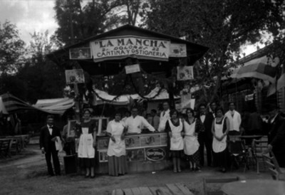 Miembros de la colonia española en un puesto de kermesse, retrato de grupo
