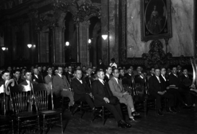Miembros de la colonia española en un salón durante un evento