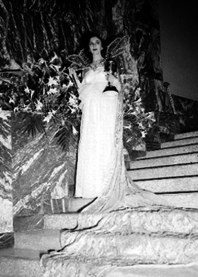 Participante en el certamen Señorita México con un trofeo, retrato