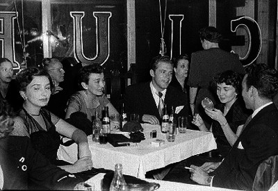 Mujeres y hombres conviviendo durante un evento en un restaurante