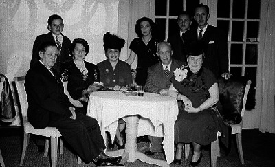 Parejas alrededor de una mesa durante un evento social, retrato de grupo