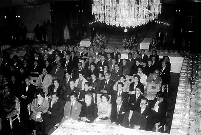 Gente de clase alta en un salón durante un evento social