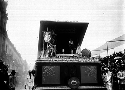 Carro alegórico adornado con flores