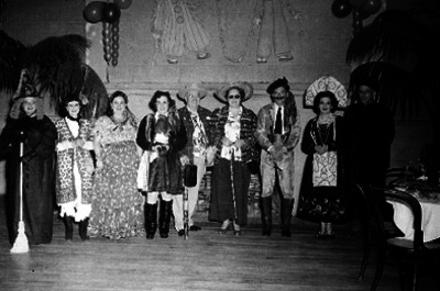 Personas en una fiesta de disfraces, retrato de grupo