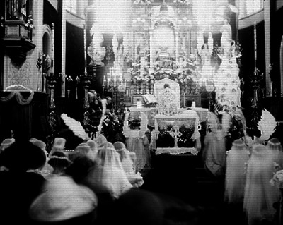 Niñas en una primera comunión colectiva