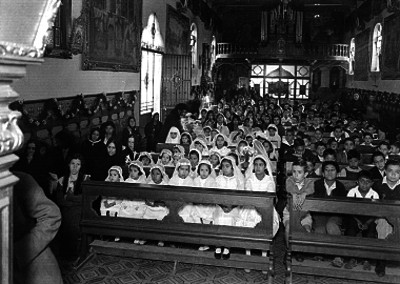 Niños durante su primera comunión colectiva