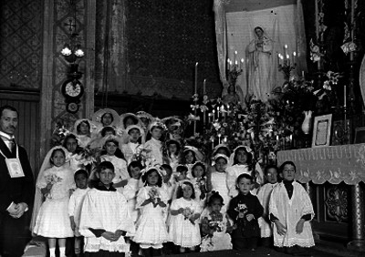 Niños en el interior de una iglesia el día de su primera comunión, retrato de grupo