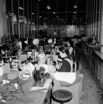 Mujeres fabrican sombreros con máquinas de coser
