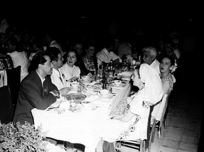 Miembros de la convención de banqueros durante un banquete, en la Cd. de Monterrey