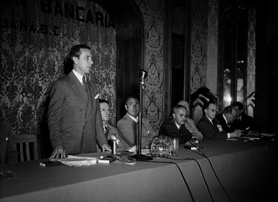 Ramón Beteta pronunciando un discurso ente la XIV convención bacaria